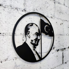 Görseli Galeri görüntüleyiciye yükleyin, Atatürk ve Bayrak Temalı Dekoratif Metal Duvar Panosu