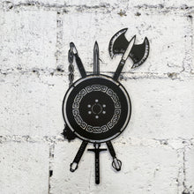 Görseli Galeri görüntüleyiciye yükleyin, Viking Kalkanı ve Savaş Aletleri Temalı Metal Duvar Sanatı
