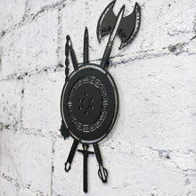 Görseli Galeri görüntüleyiciye yükleyin, Viking Kalkanı ve Savaş Aletleri Temalı Metal Duvar Sanatı
