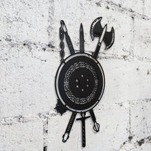 Görseli Galeri görüntüleyiciye yükleyin, Viking Kalkanı ve Savaş Aletleri Temalı Metal Duvar Sanatı