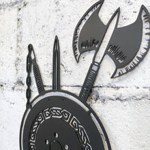 Görseli Galeri görüntüleyiciye yükleyin, Viking Kalkanı ve Savaş Aletleri Temalı Metal Duvar Sanatı