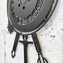 Görseli Galeri görüntüleyiciye yükleyin, Viking Kalkanı ve Savaş Aletleri Temalı Metal Duvar Sanatı