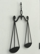 Görseli Galeri görüntüleyiciye yükleyin, ADALET TERAZİSİ DENGE DEKORATİF METAL TABLO