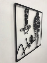 Görseli Galeri görüntüleyiciye yükleyin, Hello Zürafa Temalı Metal Dekoratif Duvar Tablosu