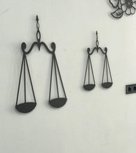 Görseli Galeri görüntüleyiciye yükleyin, ADALET TERAZİSİ DENGE DEKORATİF METAL TABLO