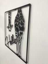 Görseli Galeri görüntüleyiciye yükleyin, Hello Zürafa Temalı Metal Dekoratif Duvar Tablosu