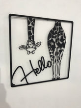 Görseli Galeri görüntüleyiciye yükleyin, Hello Zürafa Temalı Metal Dekoratif Duvar Tablosu
